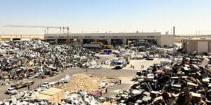 صورة فوتوغرافية لسوق خردة في الاحساء مع عمال وآلات صناعية