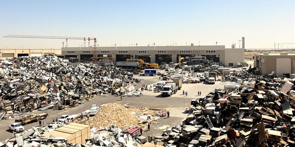 صورة فوتوغرافية لسوق خردة في الاحساء مع عمال وآلات صناعية