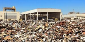 صورة فوتوغرافية لساحة خردة صناعية كبيرة ومزدحمة في مدينة الجبيل