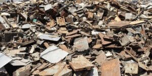 صورة فوتوغرافية لعناصر خردة معدنية متناثرة في ساحة صناعية بمكة