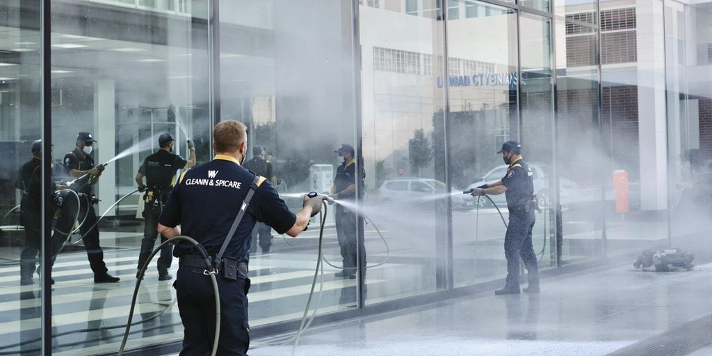 فريق تنظيف بالبخار في مبنى حديث بمدينة جدة باحترافية عالية