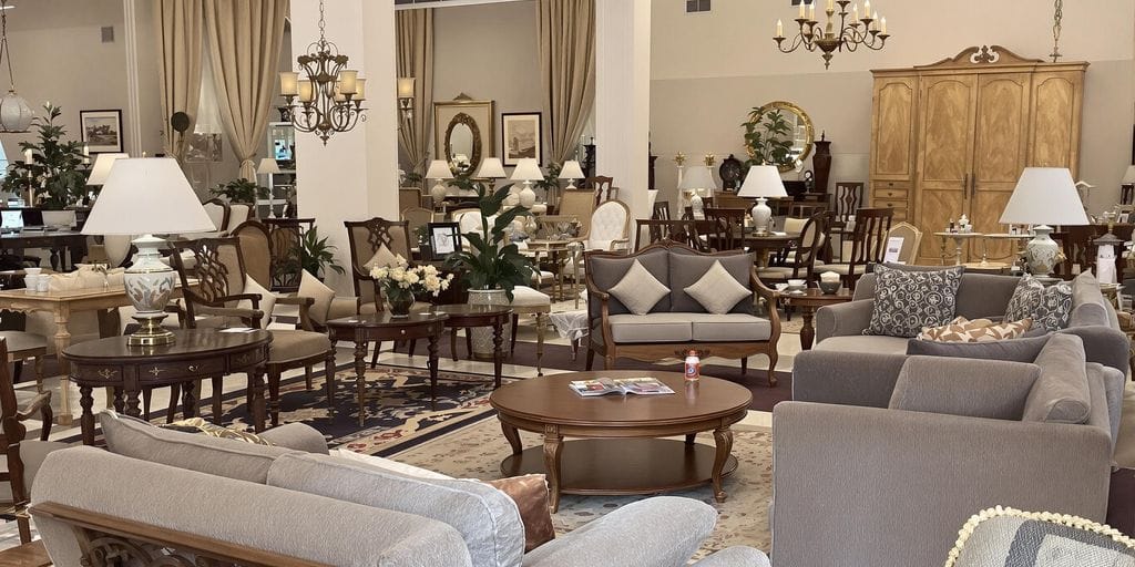 أثاث مستعمل في غرفة أنيقة مع إضاءة طبيعية بمنظر جذاب