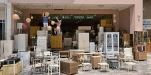 واجهة متجر أثاث مستعمل مميز في الأحساء تحت ضوء الشمس