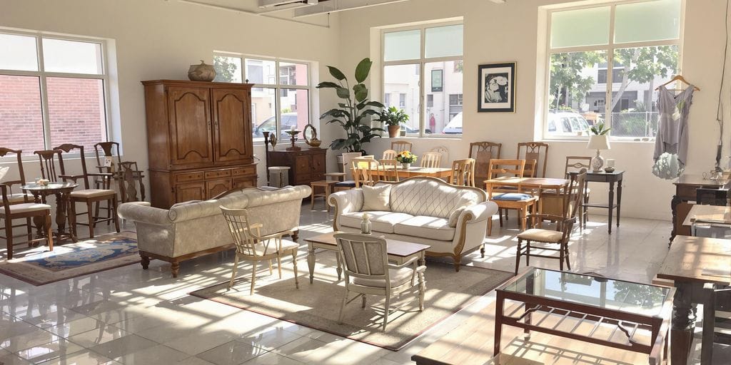 أثاث مستعمل معروض في صالة عرض مشمسة بالجبيل متميز وفريد